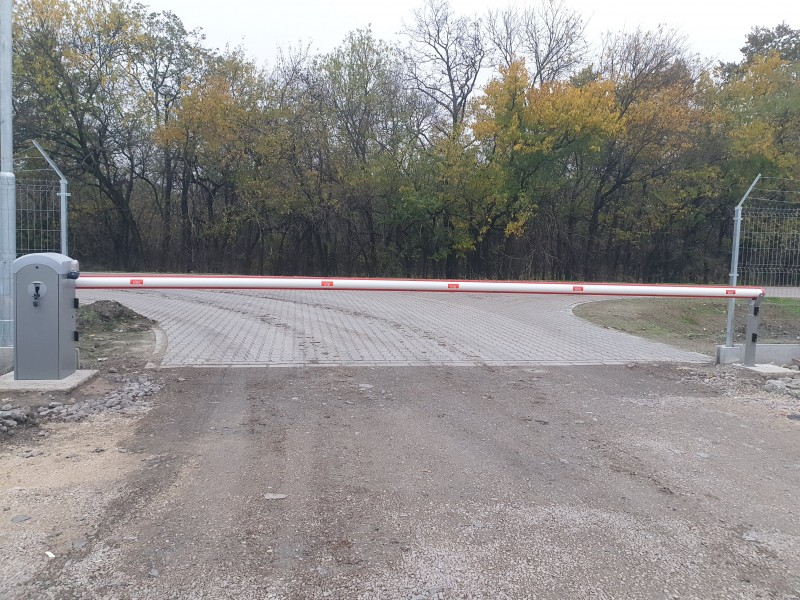 Fizető parkoló rendszerek 8 méteres karral szerelt ipari sorompó telepítésünk Kiskunfélegyházán