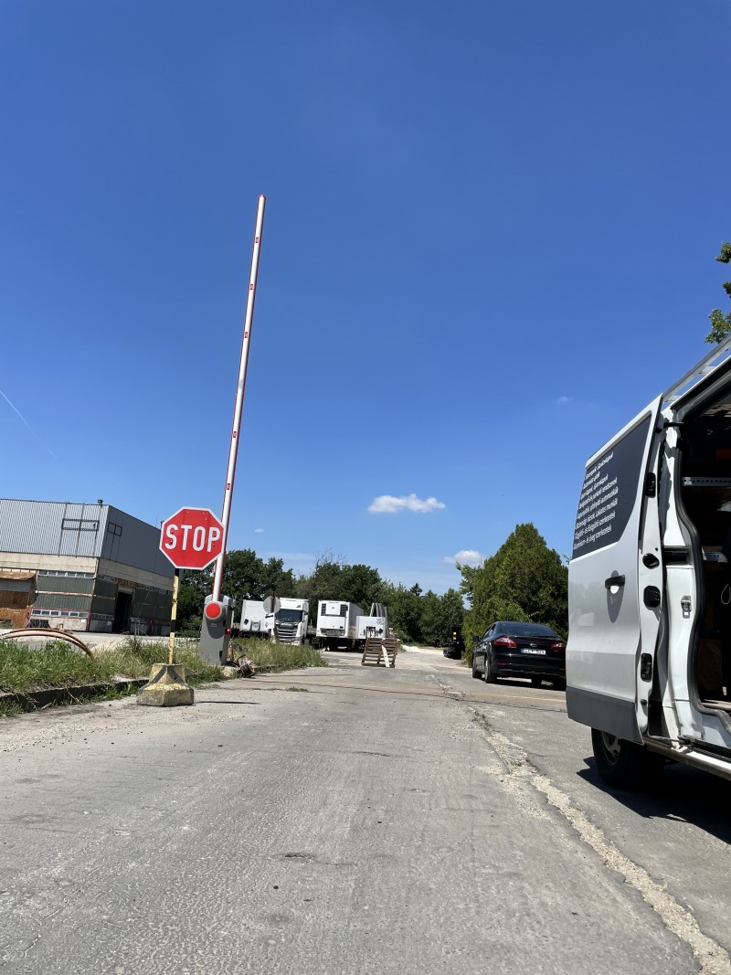 Fizető parkoló rendszerek 8 méteres karral szerelt sorompó kivitelezésünk.