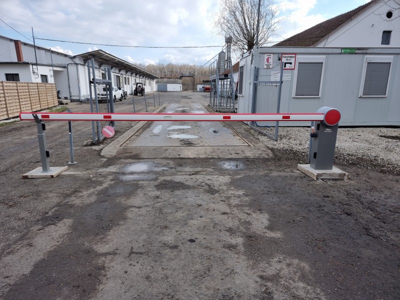 Fizető parkoló rendszerek Automata sorompó kivitelezésünk 5 méteres világító karral Szeghalmon