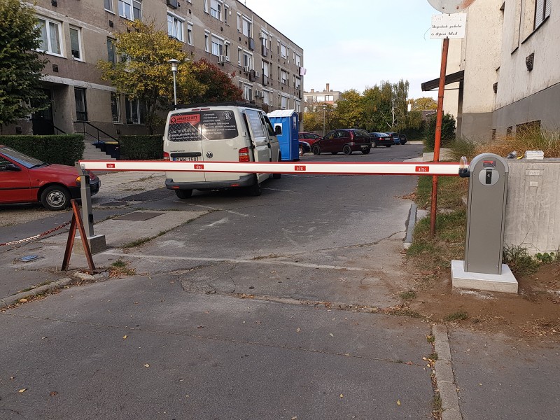 Fizető parkoló rendszerek Betonozàssal, villanyszerelèsi munkàlatokkal kivitelezett sorompò telepìtèsünk, Bp. X. ker.