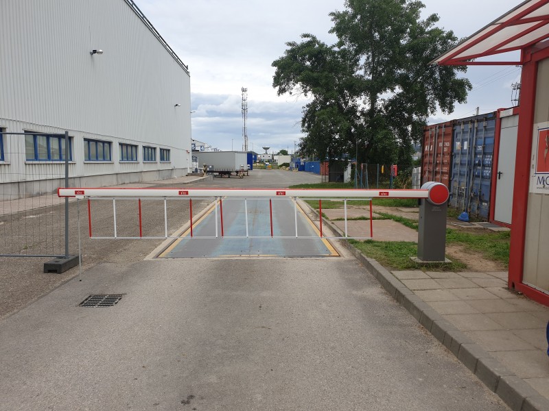 Fizető parkoló rendszerek Csömöri ipari parkban telepített automata sorompónk szakállal