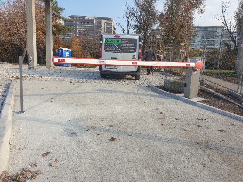 Fizető parkoló rendszerek Ditec sorompó kivitelezésünk Bp. XI. kerületben a FŐTÁV Zrt. telephelyén.