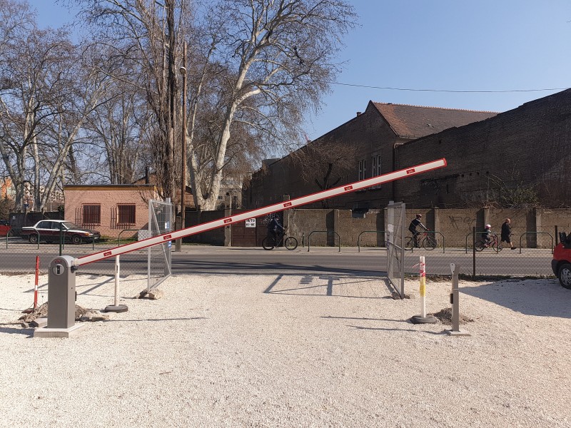 Fizető parkoló rendszerek Fizető parkolòrendszerhez telepìtett sorompònk.