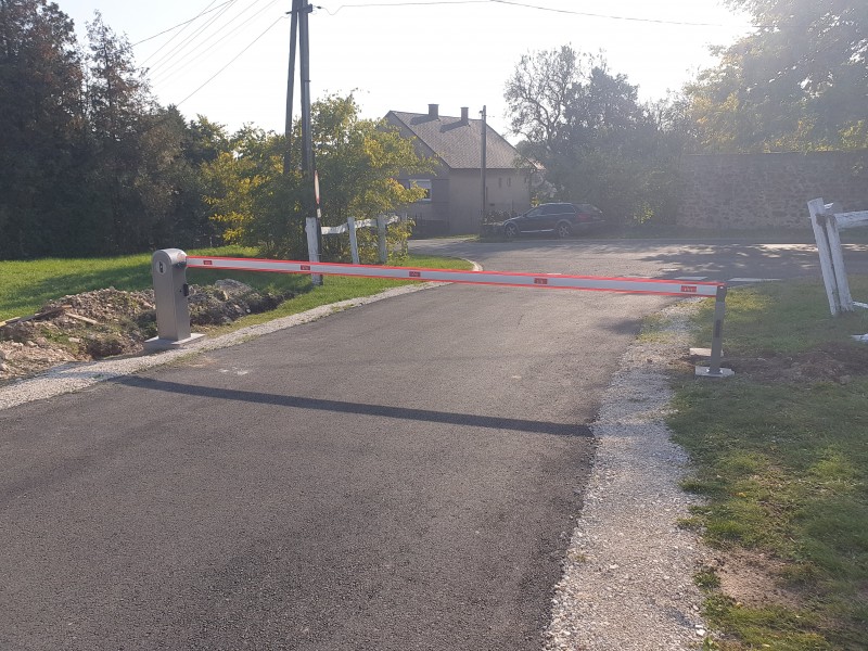 Fizető parkoló rendszerek Gsm modulról és távirányítóról nyitható sorompó telepítésünk Zánkán