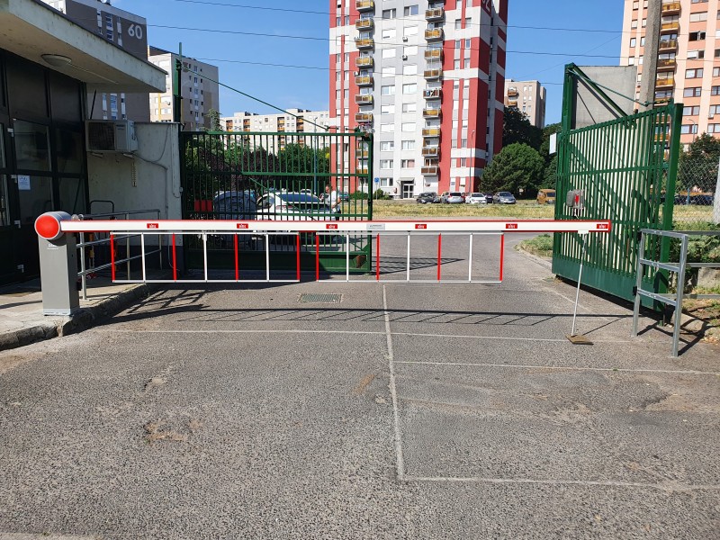 Fizető parkoló rendszerek Induktív hurokról és kártyaolvasóról vezérelt automata sorompó telepítésünk a BFVK Zrt.-nél.
