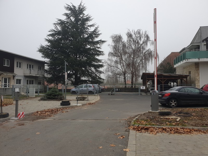 Fizető parkoló rendszerek Keszthelyen telepìtett parkolòrendszerünk. Sorompòval, induktìv hurokkal, èrmès kilèptetővel