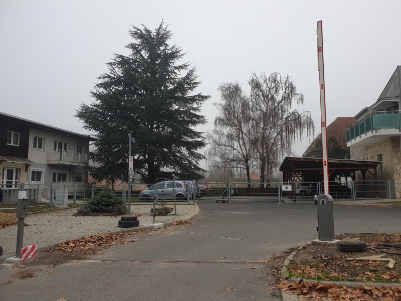 Fizető parkoló rendszerek Parkolòrendszer kivitelezèsünk sorompòval, induktìv hurokkal, èrmès automatàval, gsm modullal Keszthelyen