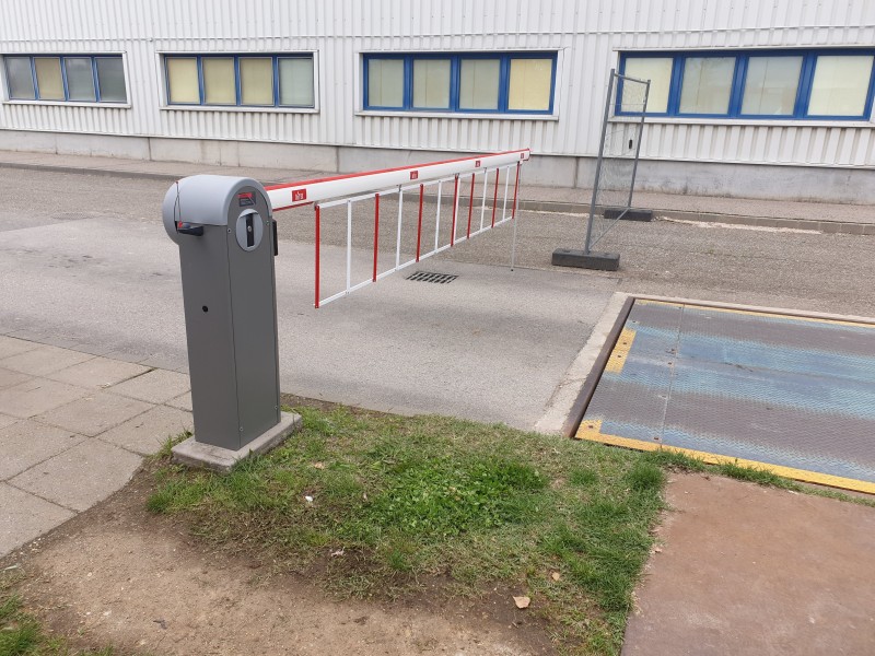 Fizető parkoló rendszerek P&G telephelyén telepített sorompónk, szakállal