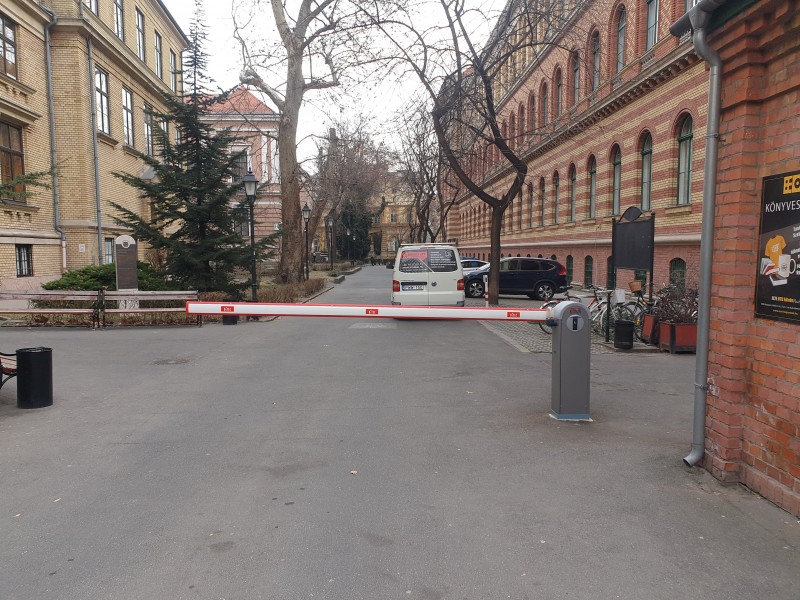 Fizető parkoló rendszerek Sorompò telepìtès ELTE