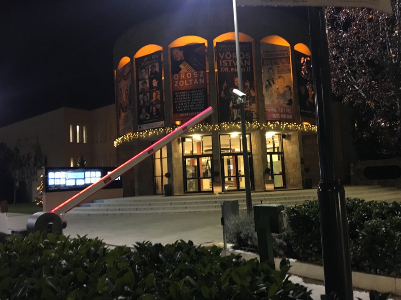 Fizető parkoló rendszerek Sorompó telepítésünk, betonozással.